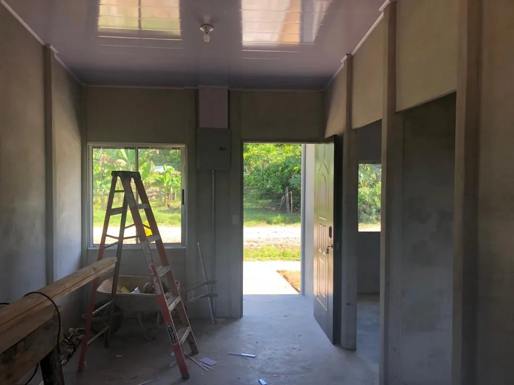 Home interior during the construction process in Guaycará